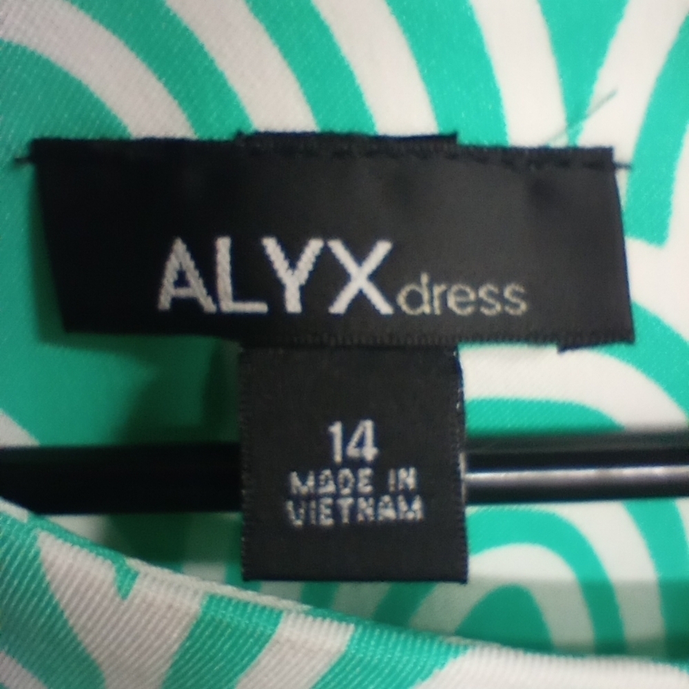 Elegant Green Patterned Dress - Picture 11 of 12